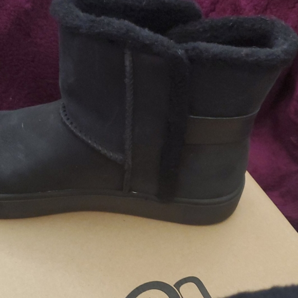 Ugg size 8 sneaker boots - Picture 5 of 7